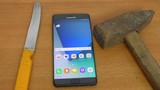 Tra tấn Galaxy Note 7 phũ phàng bằng búa và dao 