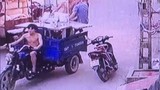 Xe ba gác đánh võng làm rơi 3 thanh niên ở Hà Nội