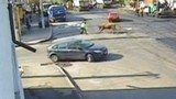 Bò điên tấn công cảnh sát giao thông trên đường