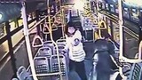 Nữ hành khách nổi điên dùng búa đập vỡ kính xe buýt