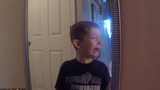 Cậu bé khóc nức nở trong lần rụng răng đầu đời
