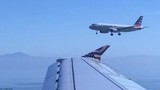 Cảnh tượng hai máy bay sánh đôi cùng hạ cánh một lúc