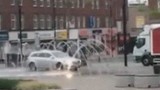 Bị cảnh sát truy đuổi vì rửa xe trong đài phun nước 
