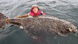 Chân dung cá bơn khổng lồ nặng 100 kg vừa cắn câu