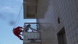 Lính cứu hỏa hóa "người nhện" cứu cô gái định tự tử