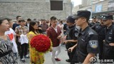 TQ: Bị cảnh sát bắt giữ vì cầu hôn giữa đường phố