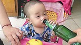 Phẫn nộ ảnh bé trai 19 tháng tuổi uống bia như sữa