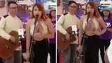 Cô nàng chuyển giới để lộ ngực trần hát trước siêu thị