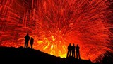 Ngoạn mục cảnh núi lửa phun trào dung nham đỏ rực