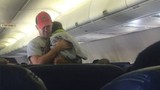 Hành khách giúp mẹ bầu dỗ con trên máy bay gây xúc động 