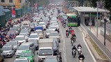 Suýt chết vì lấn làn xe buýt nhanh ở Hà Nội