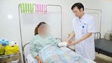 Nữ sinh lớp 12 bị gãy tay do nhóm bạn dùng tuýp sắt, bình xịt hơi cay đánh