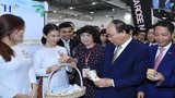Thủ tướng thăm quan gian hàng TH tại Hội chợ Food and Hotel Asia