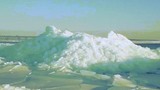 Video: Kỳ lạ tảng băng xanh hiếm gặp cao bằng tòa nhà 3 tầng 