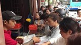 Video: Dân Thủ đô xếp hàng dài chờ mua bánh Trung thu