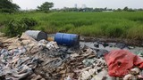10 thùng phuy nghi chất thải công nghiệp trên Đại lộ Thăng Long