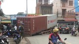 Kinh hoàng thùng xe container bất ngờ lật ngang giữa đường