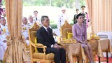 Hoàng hậu Thái Lan xuất hiện tình cảm bên chồng 