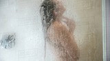 Cho thuê nhà, nữ chủ nhân không ngờ bị người thuê quay lén khi tắm hơn 40 lần 
