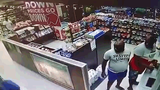 Video: Ô tô lao thẳng vào cửa hàng, 3 người thoát chết thần kỳ 