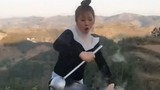 Video: Cô gái Trung Quốc nổi tiếng nhờ tài múa chảo
