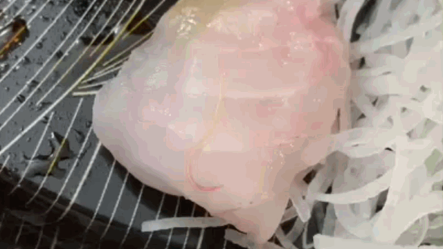 Video: Hoảng hồn con giun uốn éo trên miếng sushi