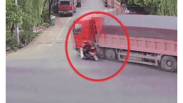 Clip: Xe tải đè nát xe máy, người phụ nữ thoát chết trong gang tấc