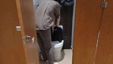 Người phụ nữ sống trong nhà vệ sinh công cộng ở Thượng Hải