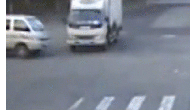 Clip: Va chạm kinh hoàng, người phụ nữ văng ra khỏi xe tải 