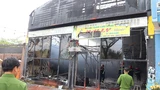 Hiện trường vụ cháy phòng trà ở Đà Nẵng, cửa kính bị vỡ tung