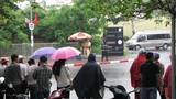 Người dân đội mưa trước khách sạn Marriott ngóng Tổng thống Obama