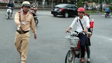 CSGT "bắt" học sinh đi xe đạp điện vi phạm