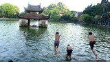 Video: Nhào lộn đã mắt ở "bể bơi" nghìn năm tuổi ở Hà Nội