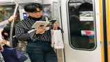 Du học sinh đẹp tựa nam thần trên tàu điện ở Nhật
