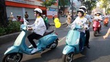 Dương Tử Quỳnh cầm lái xe ga Piaggio Vespa tại Sài Gòn