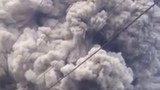 Video: Hoảng hồn núi lửa “thức giấc” nhả khói đen kịt
