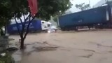 Video: Tài xế dũng cảm dùng xe container cứu xế hộp khỏi bị lũ cuốn trôi
