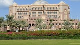 Soi khách sạn dát vàng siêu sang chảnh ở UAE