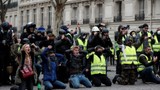 Biểu tình quỳ gối - hình ảnh lạ trong phong trào "Áo vàng" ở Pháp