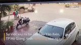 Người đàn ông đi xe máy bị xe bồn cuốn vào gầm