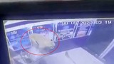 Cây ATM bị phá tung, kiểm tra camera an ninh phát hiện thủ phạm khó ngờ