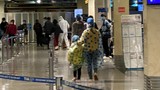 Hành khách mặc áo mưa, bảo hộ kín mít khi đi máy bay tại Tân Sơn Nhất