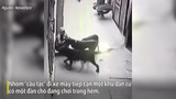 Video: Trộm chó xui xẻo bị cả đàn chó tấn công, xé rách quần áo