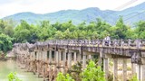 'Nín thở' đi qua từng nhịp trên cây cầu cũ nát ở Bình Định