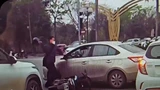 Người đàn ông đập vỡ kính ôtô sau va chạm giao thông