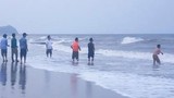 Rủ nhau tắm biển, 2 học sinh lớp 9 bị sóng cuốn mất tích