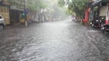 Hà Nội mưa to: Nhiều tuyến đường chìm trong biển nước