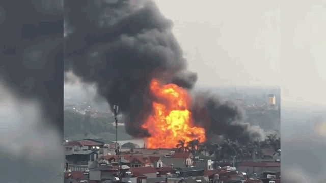 Video: Cháy lớn gần cầu Đông Trù, cột khói bốc cao hàng trăm mét