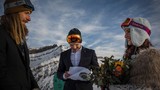 Đôi trẻ làm đám cưới ở khu trượt tuyết -25 độ C vì dịch