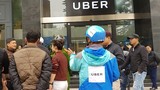 Tài xế kéo đến văn phòng Uber ở Hà Nội, hãng khóa cửa